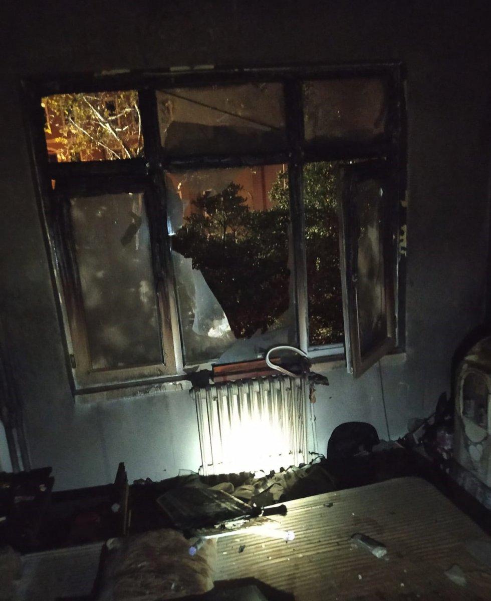 Pendik’te, yanan evde altın ve dövizlerini aradı