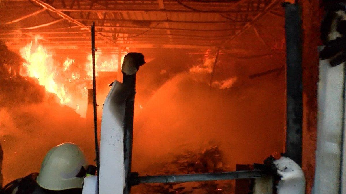 Maltepe'de atık kağıt deposunda yangın