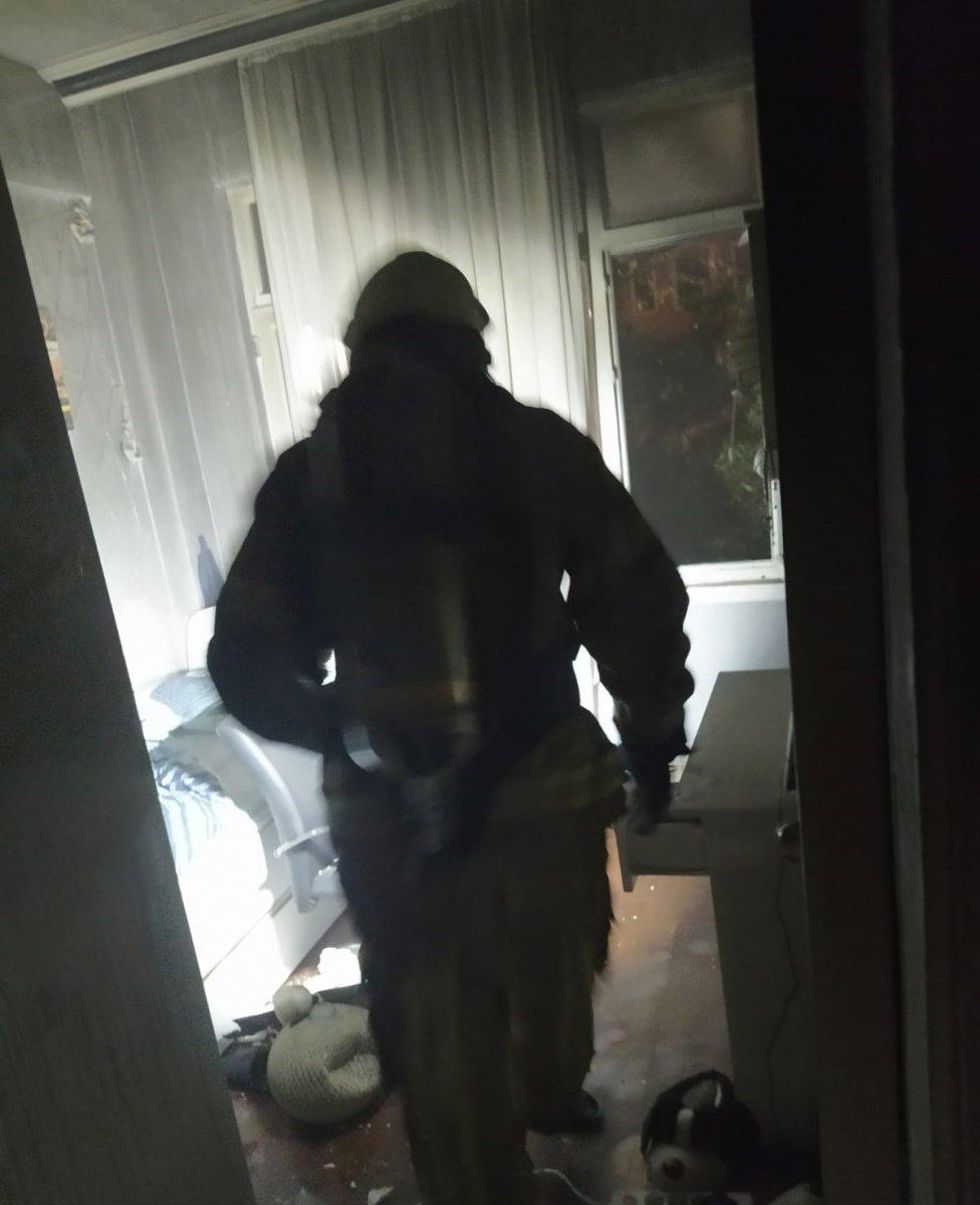 Pendik’te, yanan evde altın ve dövizlerini aradı