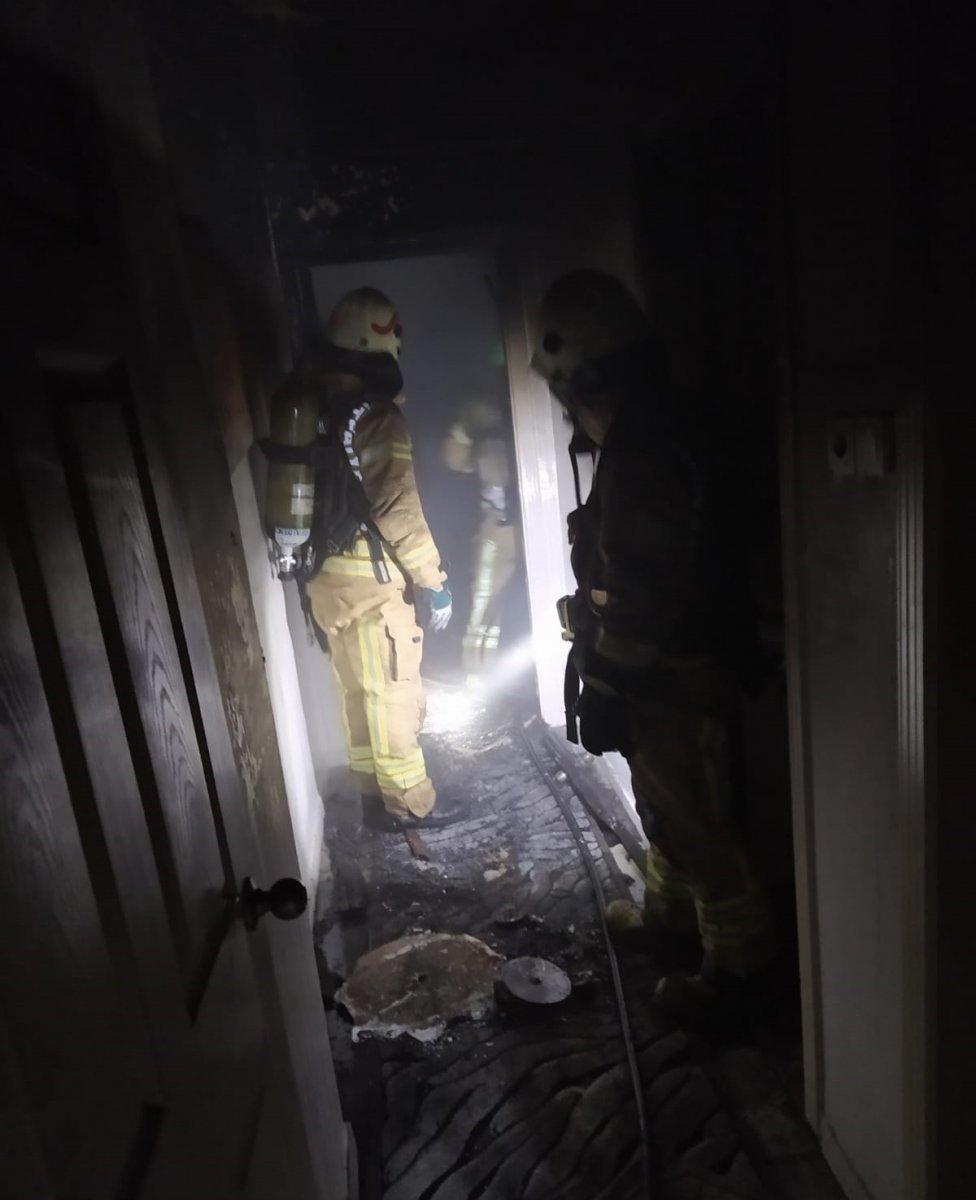 Pendik’te, yanan evde altın ve dövizlerini aradı