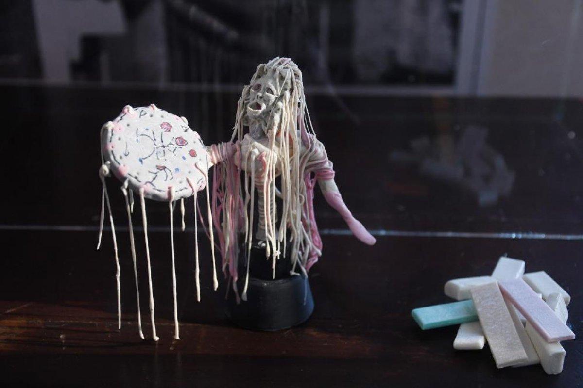 CHP'li Kuşadası Belediyesi'nden 'atık sakızlardan heykel' sergisi