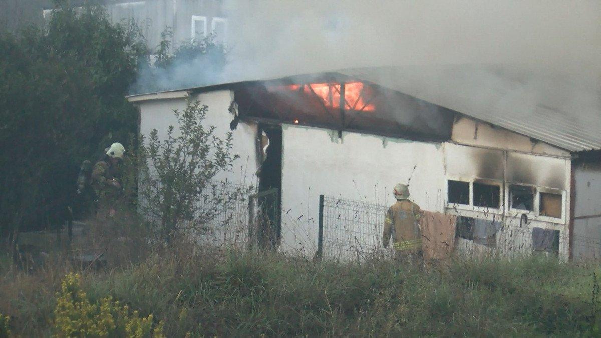 Maltepe'de atık kağıt deposunda yangın