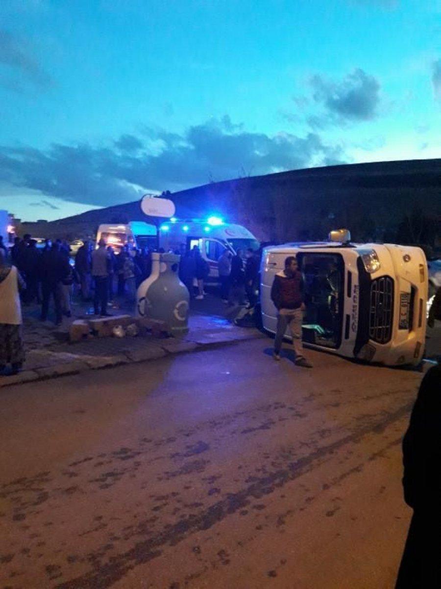 Ankara'da otomobilin çarptığı okul servisi devrildi: 6 çocuk yaralandı