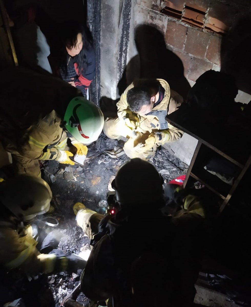 Pendik’te, yanan evde altın ve dövizlerini aradı