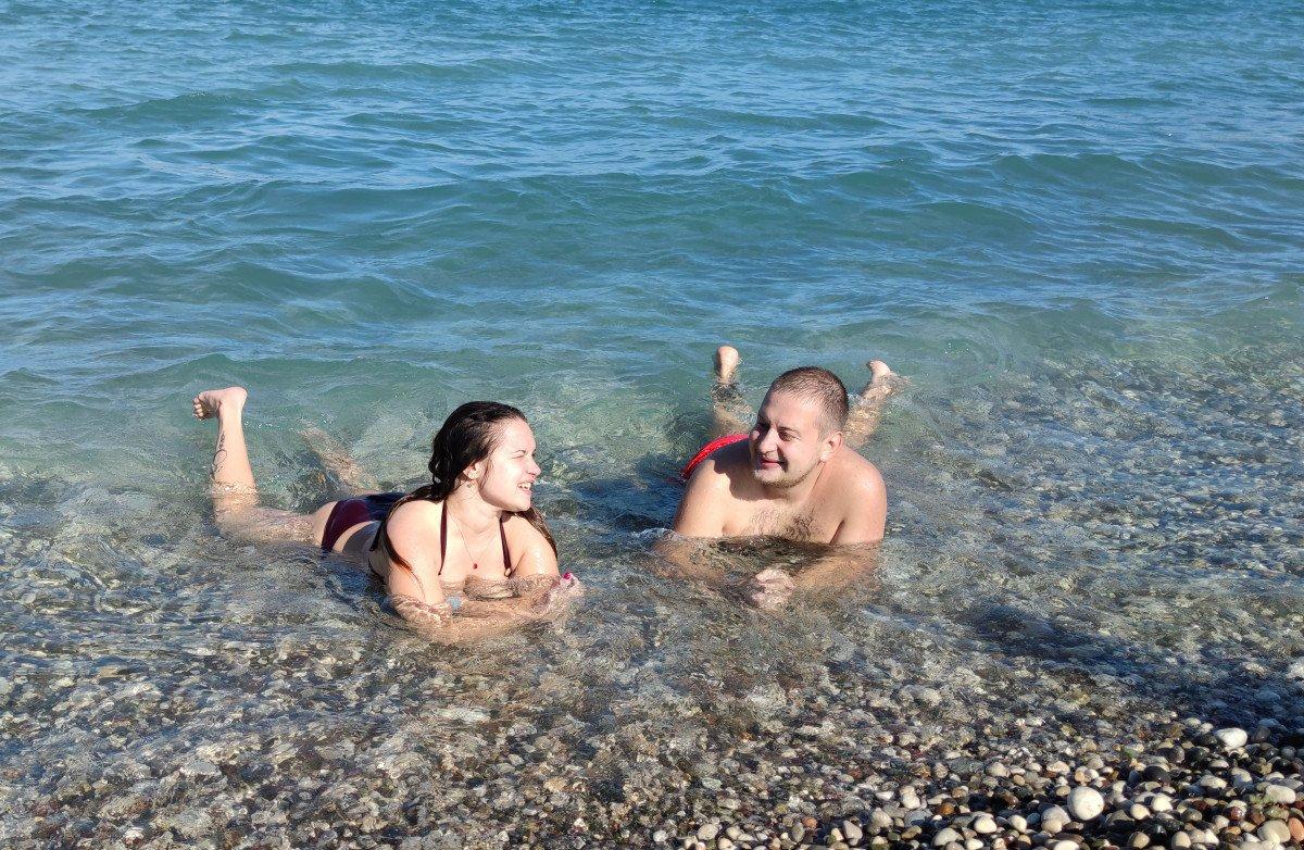 Antalya'daki turistlerin deniz keyfi sürüyor