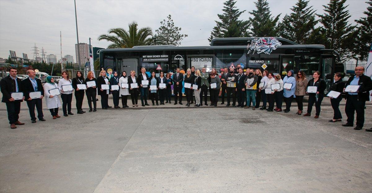 İETT'nin 24 kadın şoförü sertifikalarını aldı