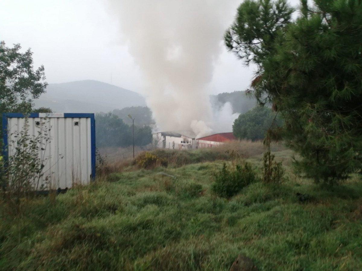 Maltepe'de atık kağıt deposunda yangın