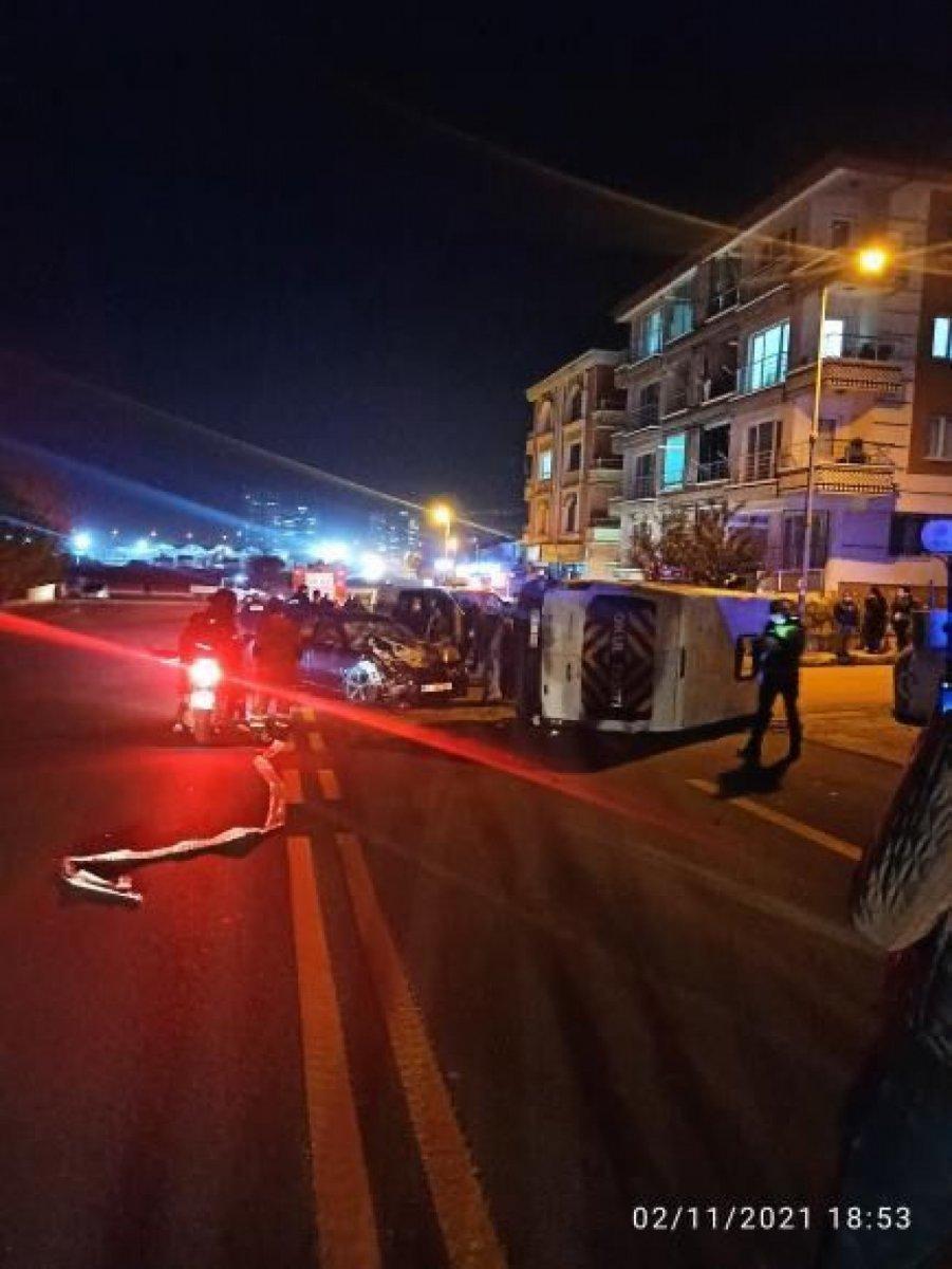 Ankara'da otomobilin çarptığı okul servisi devrildi: 6 çocuk yaralandı