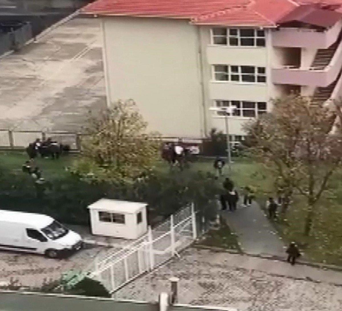 Beylikdüzü’nde, liselilerin kavgası kamerada