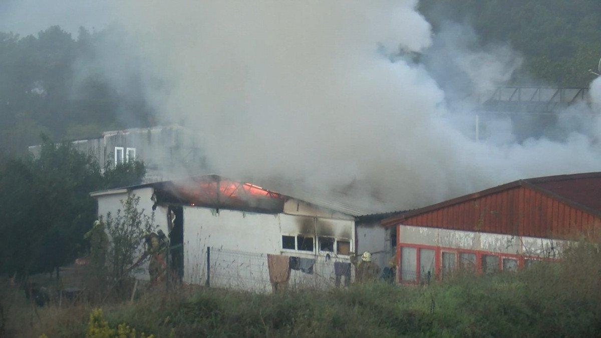 Maltepe'de atık kağıt deposunda yangın