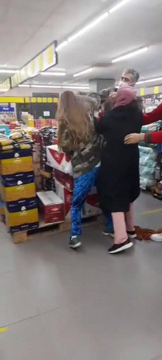İstanbul'da markette kadınların maske takmama kavgası