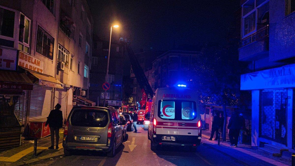 Zeytinburnu'nda 4 katlı binada çıkan yangında 3 kişi aşağı atladı
