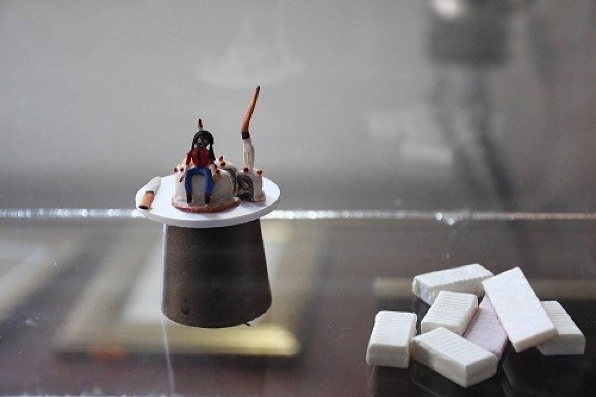 CHP'li Kuşadası Belediyesi'nden 'atık sakızlardan heykel' sergisi