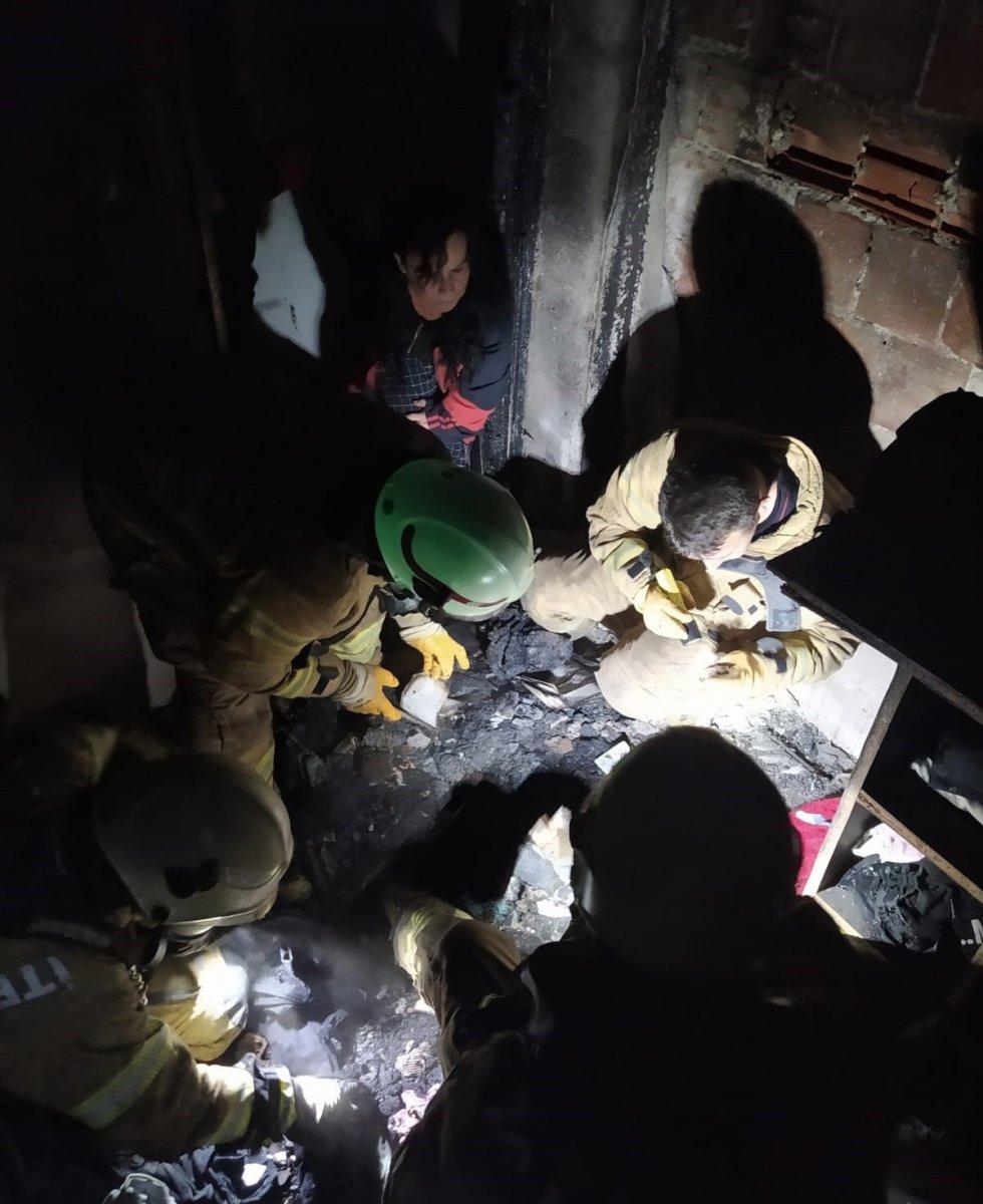 Pendik’te, yanan evde altın ve dövizlerini aradı