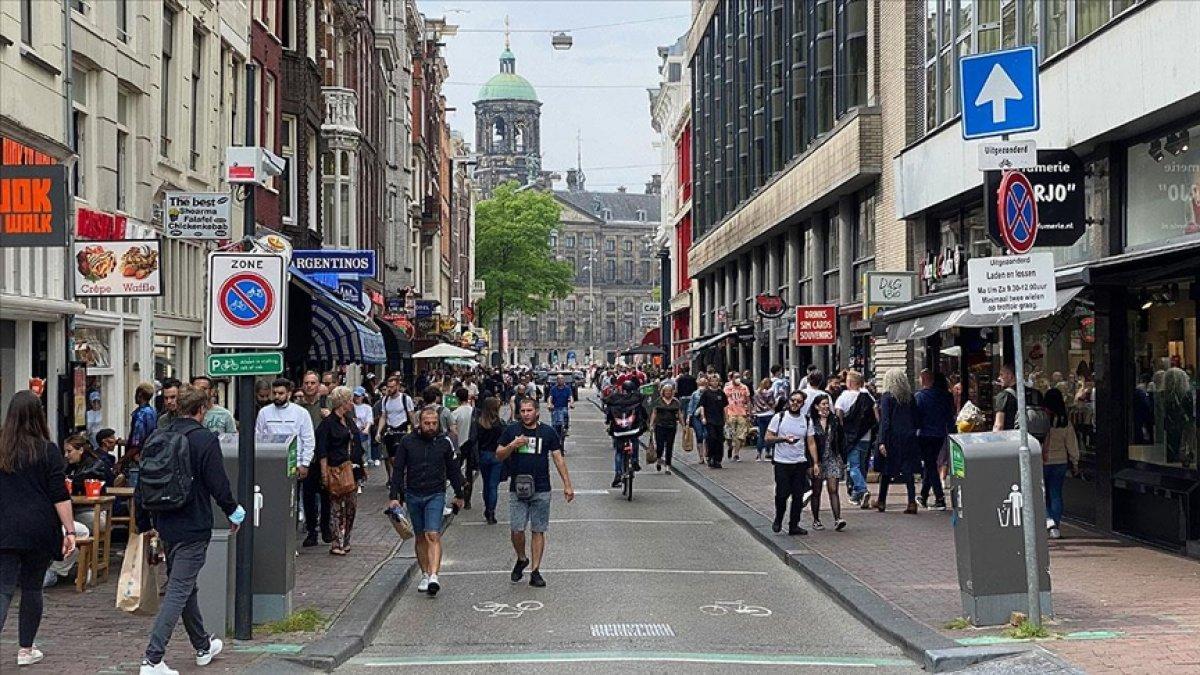 Hollanda'da Kovid-19'a karşı maske ve mesafe kuralı geri getirildi