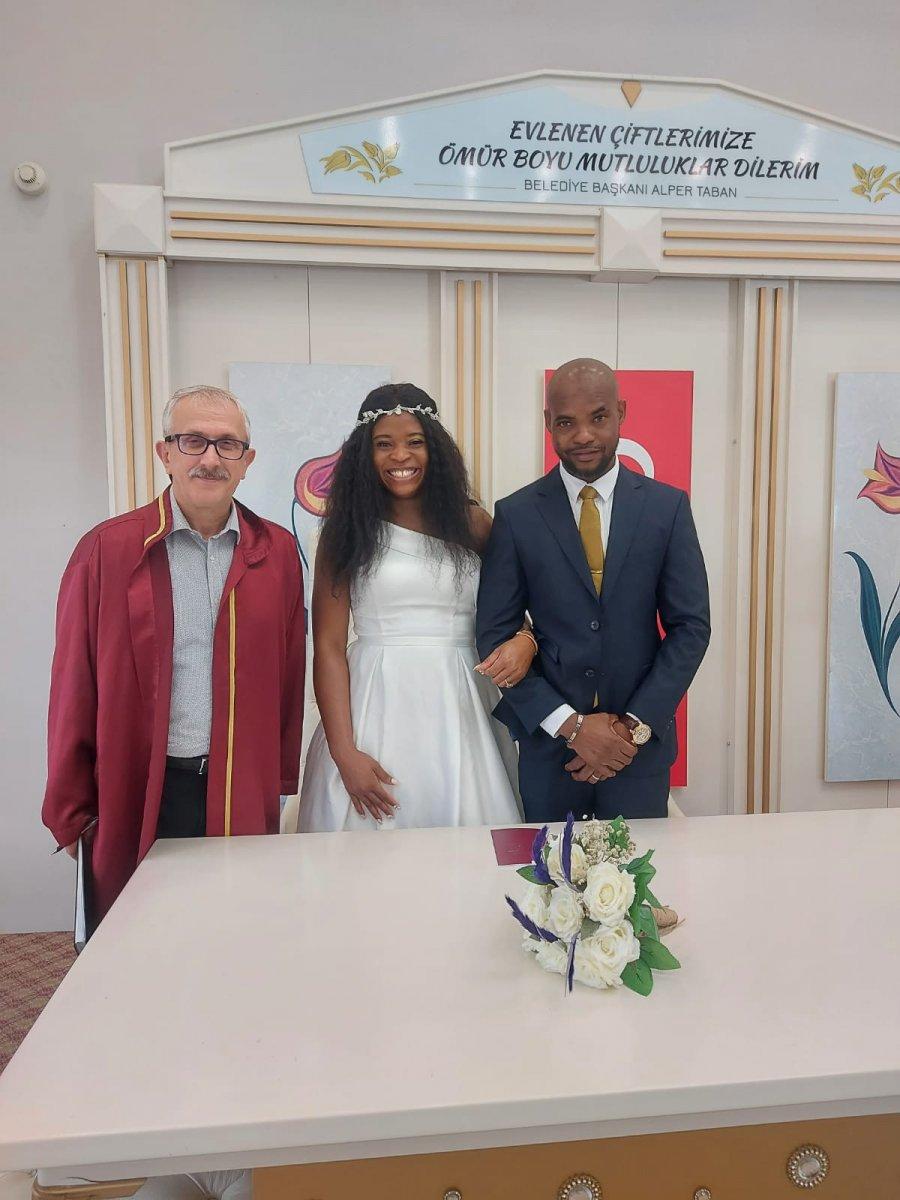 Bursa’da Nijeryalı çiftin nikahında damat, sandalyeye çıkarak evet dedi