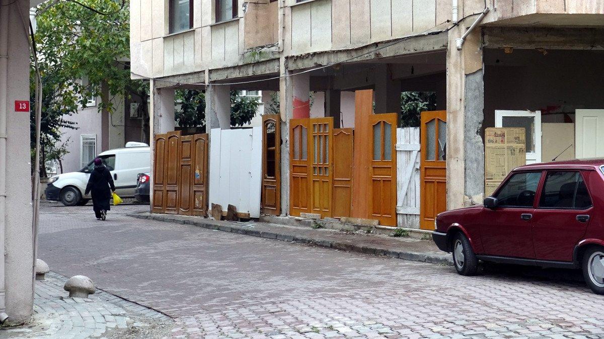 Avcılar'da 60 yıllık çınara ahşap kapılı koruma