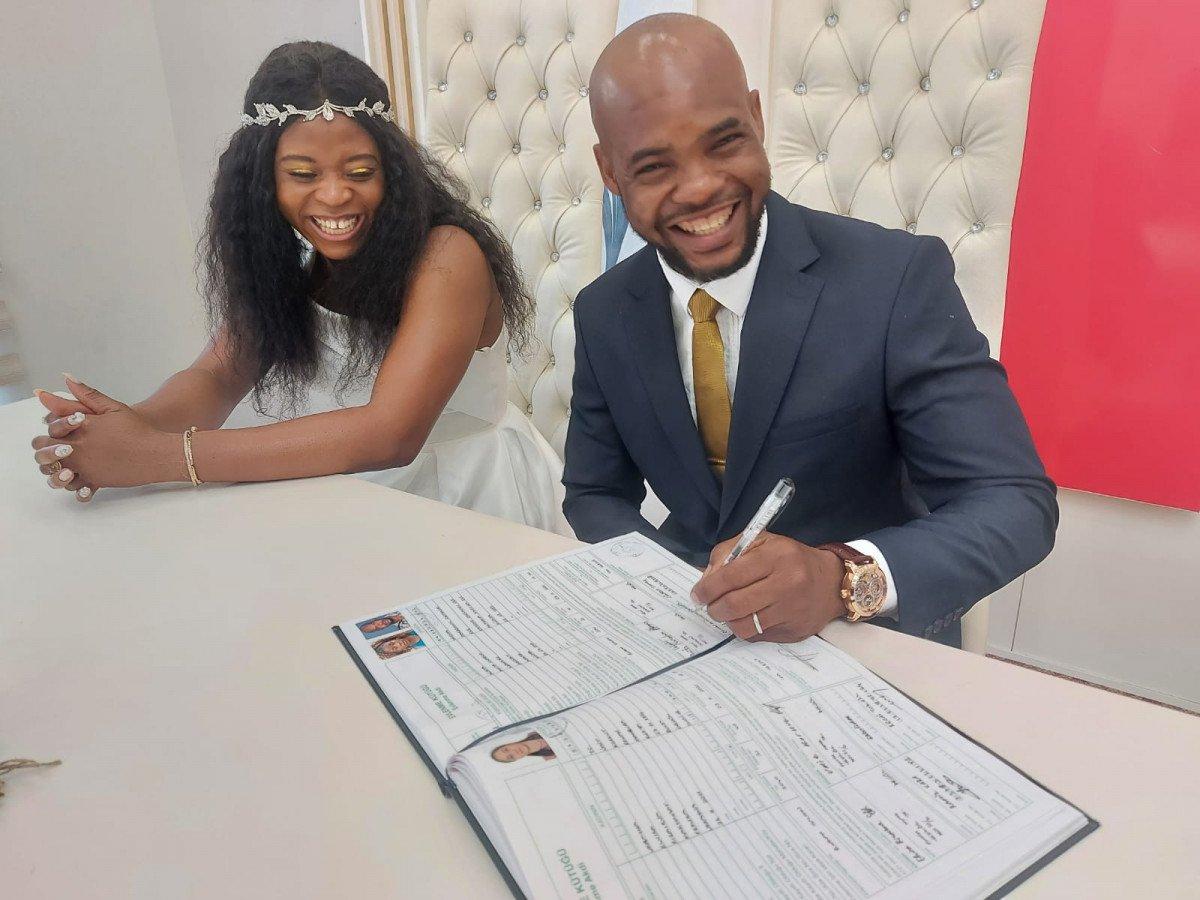 Bursa’da Nijeryalı çiftin nikahında damat, sandalyeye çıkarak evet dedi