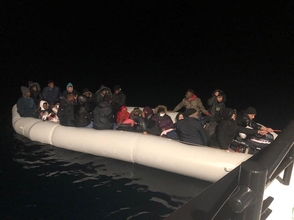 İzmir açıklarında 212 düzensiz göçmen kurtarıldı
