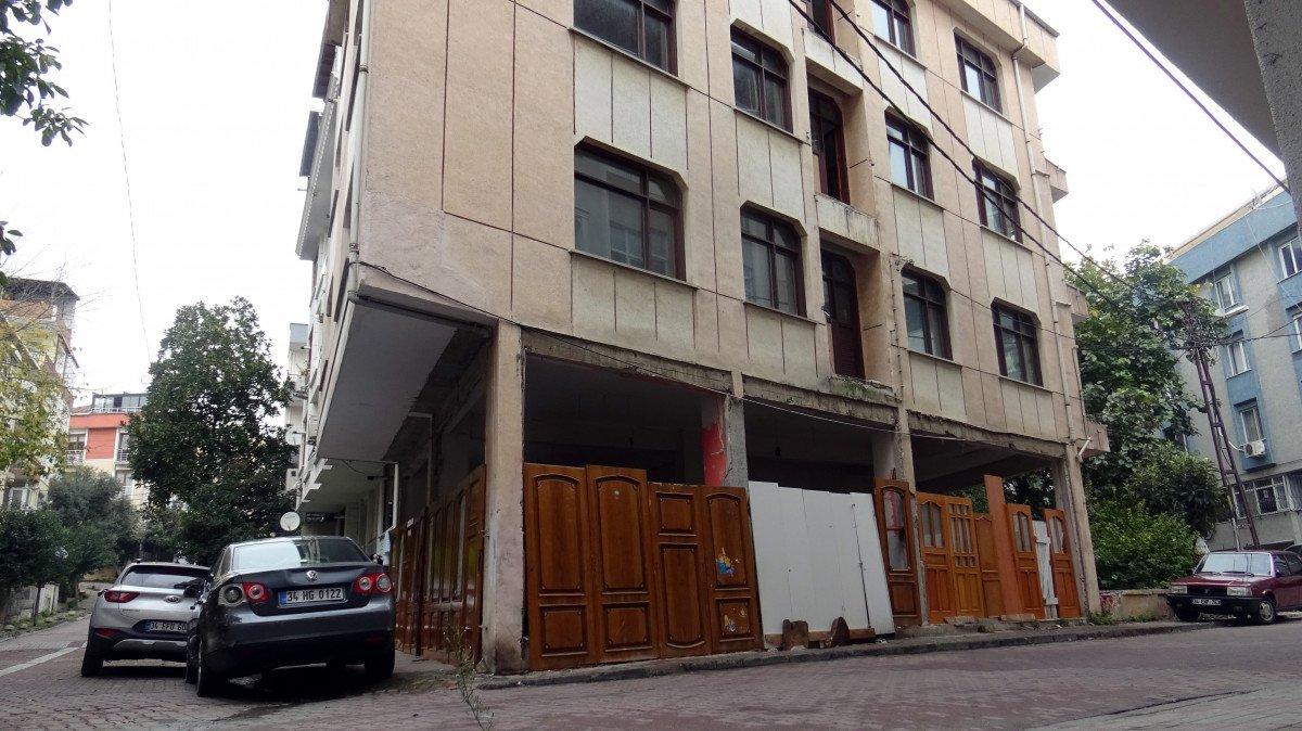 Avcılar'da 60 yıllık çınara ahşap kapılı koruma