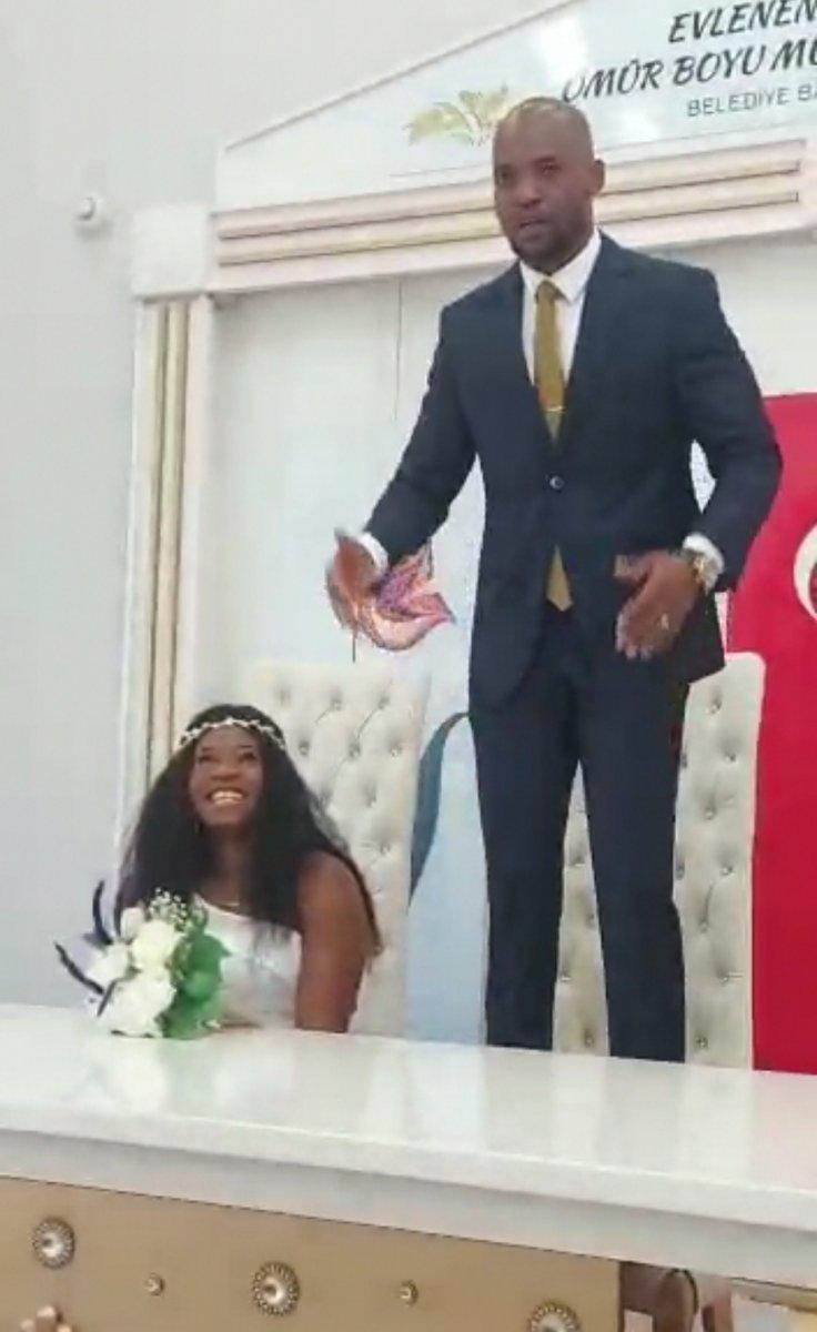 Bursa’da Nijeryalı çiftin nikahında damat, sandalyeye çıkarak evet dedi