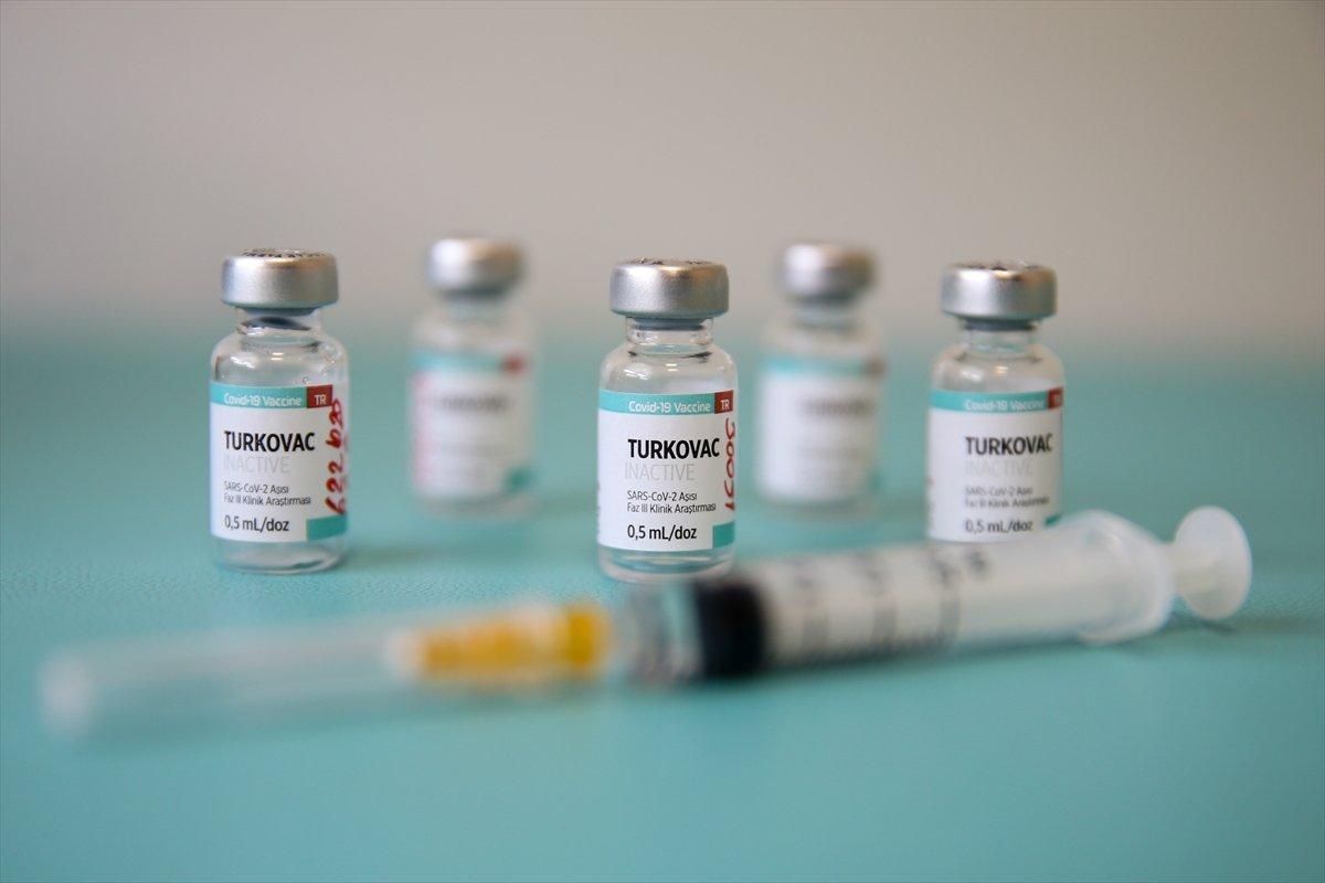 Antalya'da gönüllüler yerli aşı Turkovac'ı güvenilir buluyor