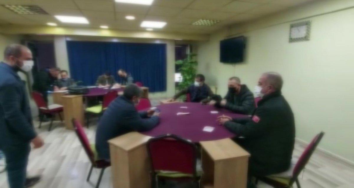 Maltepe'de kıraathanede kumar oynayanlara ceza verildi