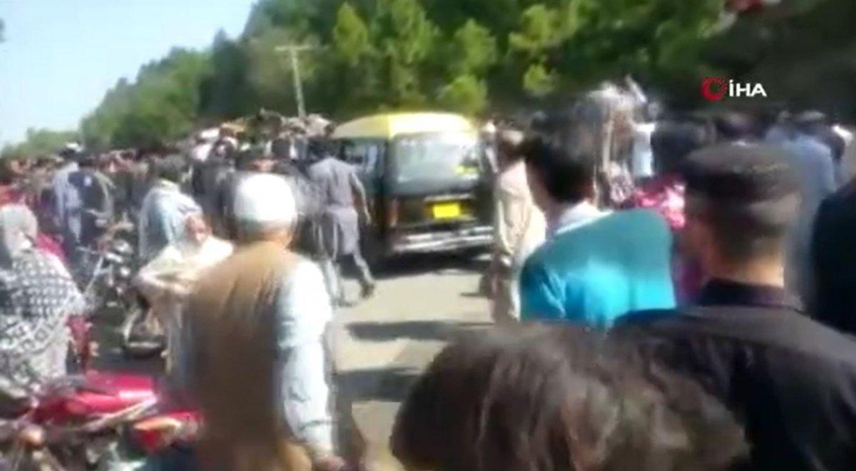 Pakistan’da yolcu otobüsü kaza yaptı