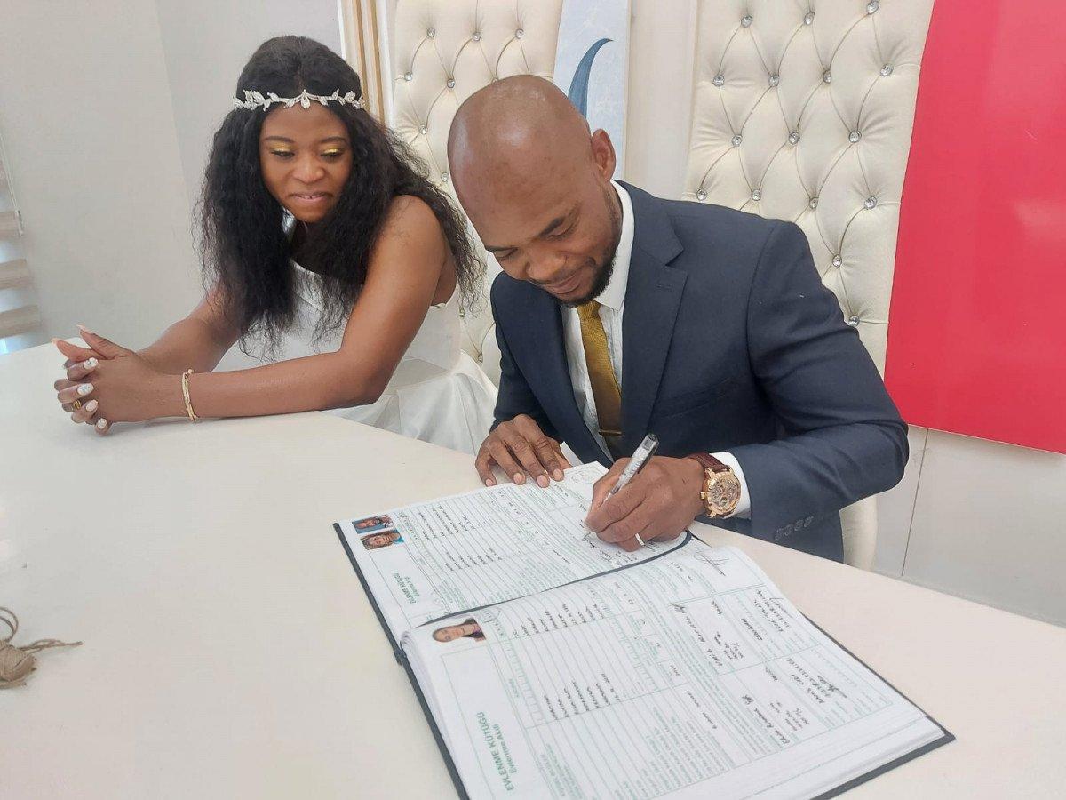 Bursa’da Nijeryalı çiftin nikahında damat, sandalyeye çıkarak evet dedi