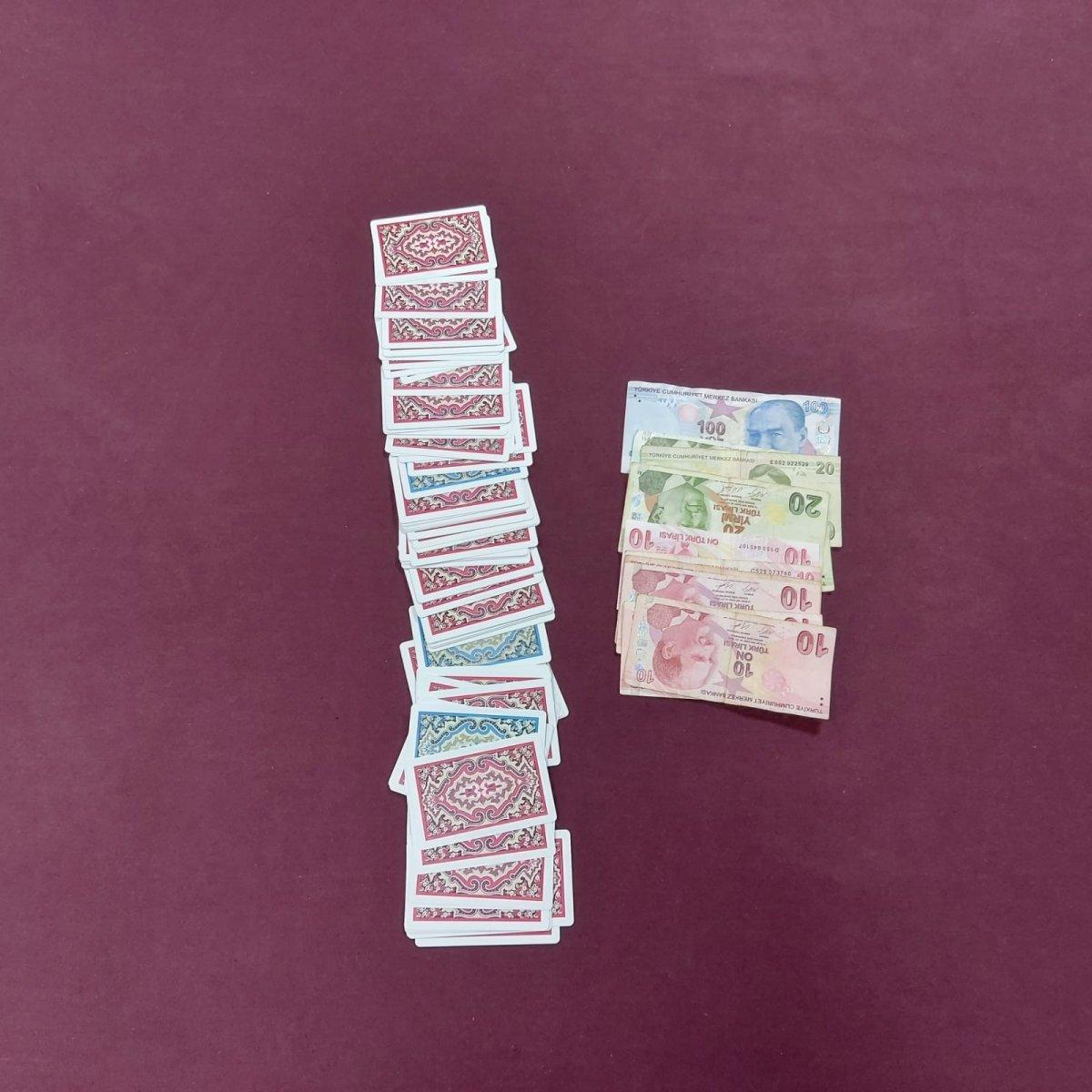 Maltepe'de kıraathanede kumar oynayanlara ceza verildi