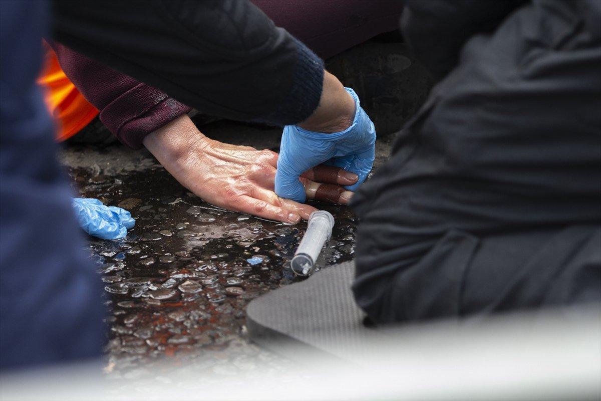 İngiltere'de protestocular, kendilerini yollara yapıştırdı