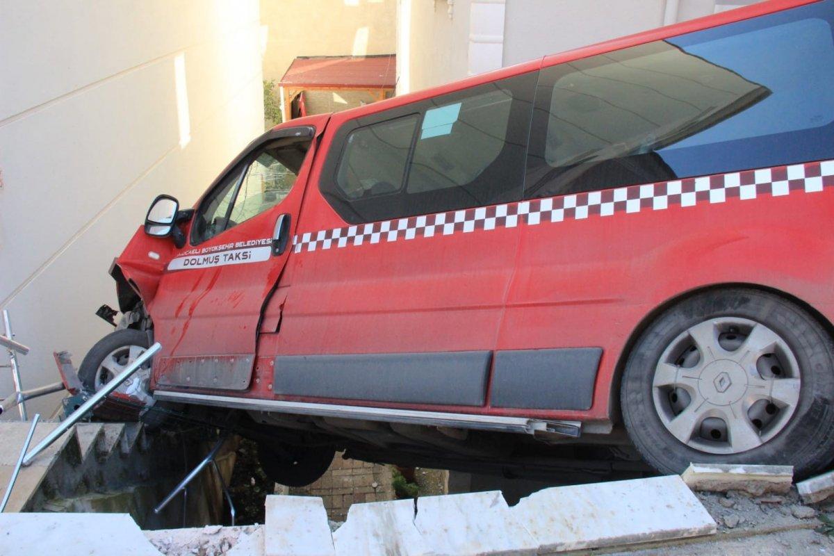 Kocaeli'de dolmuş taksi, apartman boşluğunda asılı kaldı