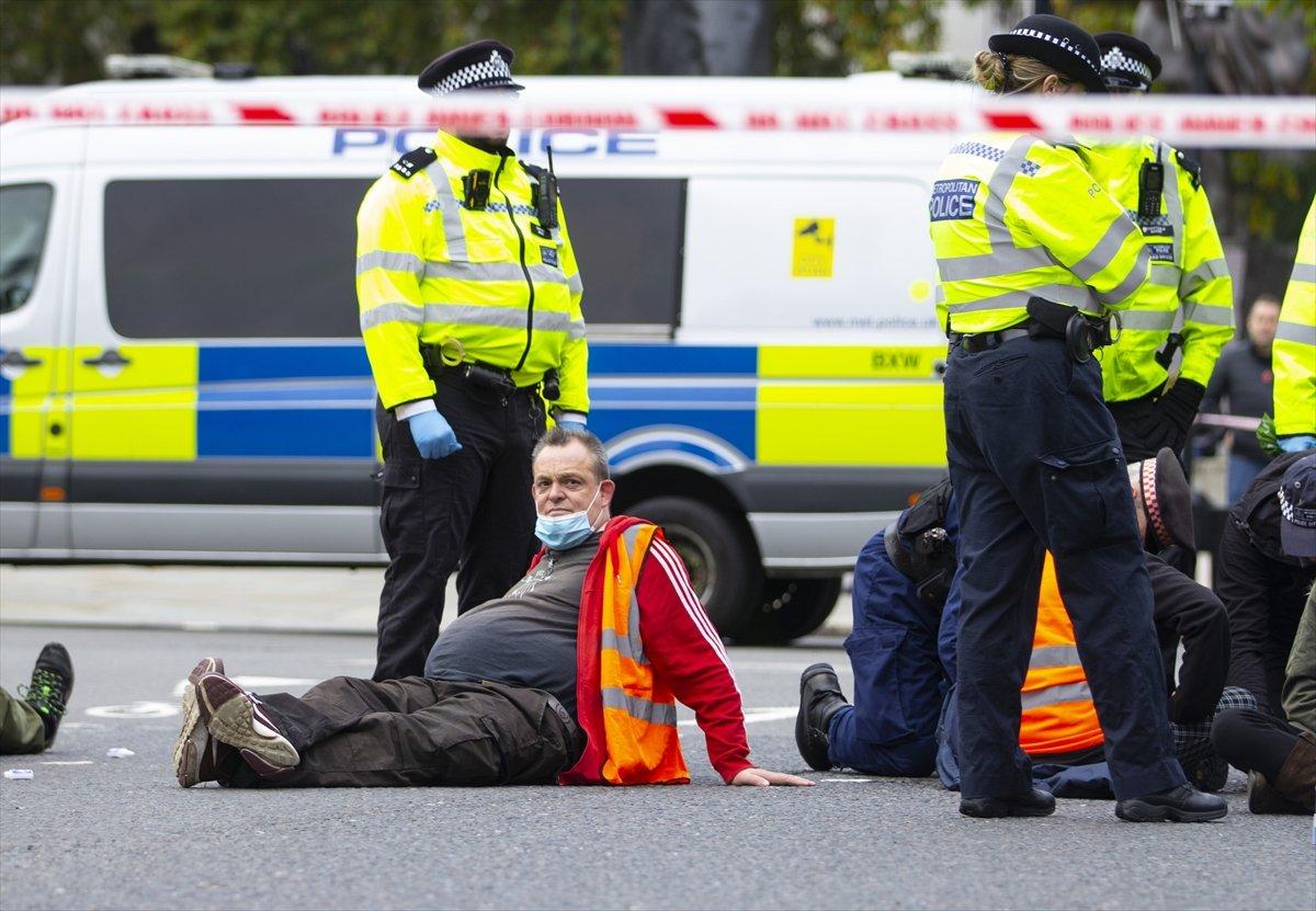 İngiltere'de protestocular, kendilerini yollara yapıştırdı