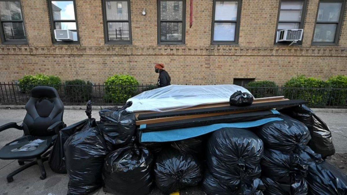 New York sokaklarında çöp dağları