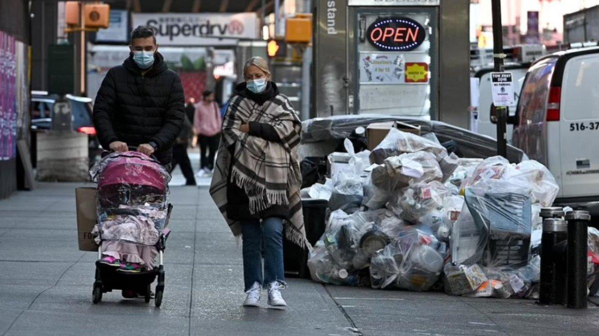 New York sokaklarında çöp dağları