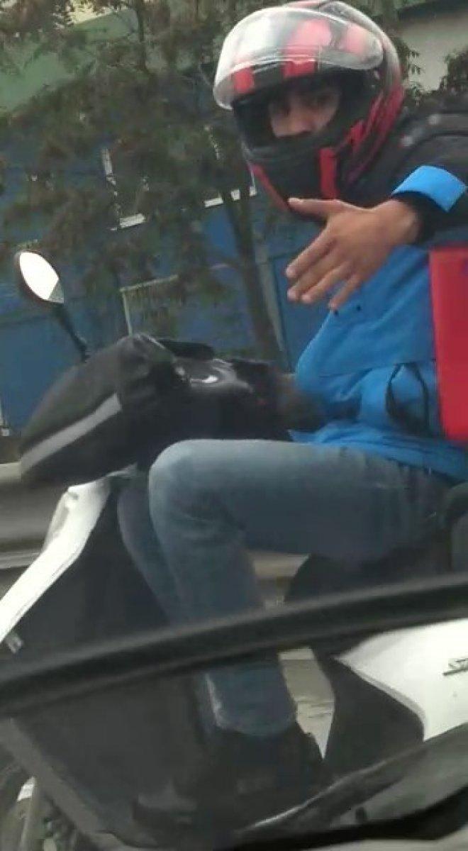 Tuzla’da motosikletli kurye trafikte, bacak bacak üstüne atarak ilerledi