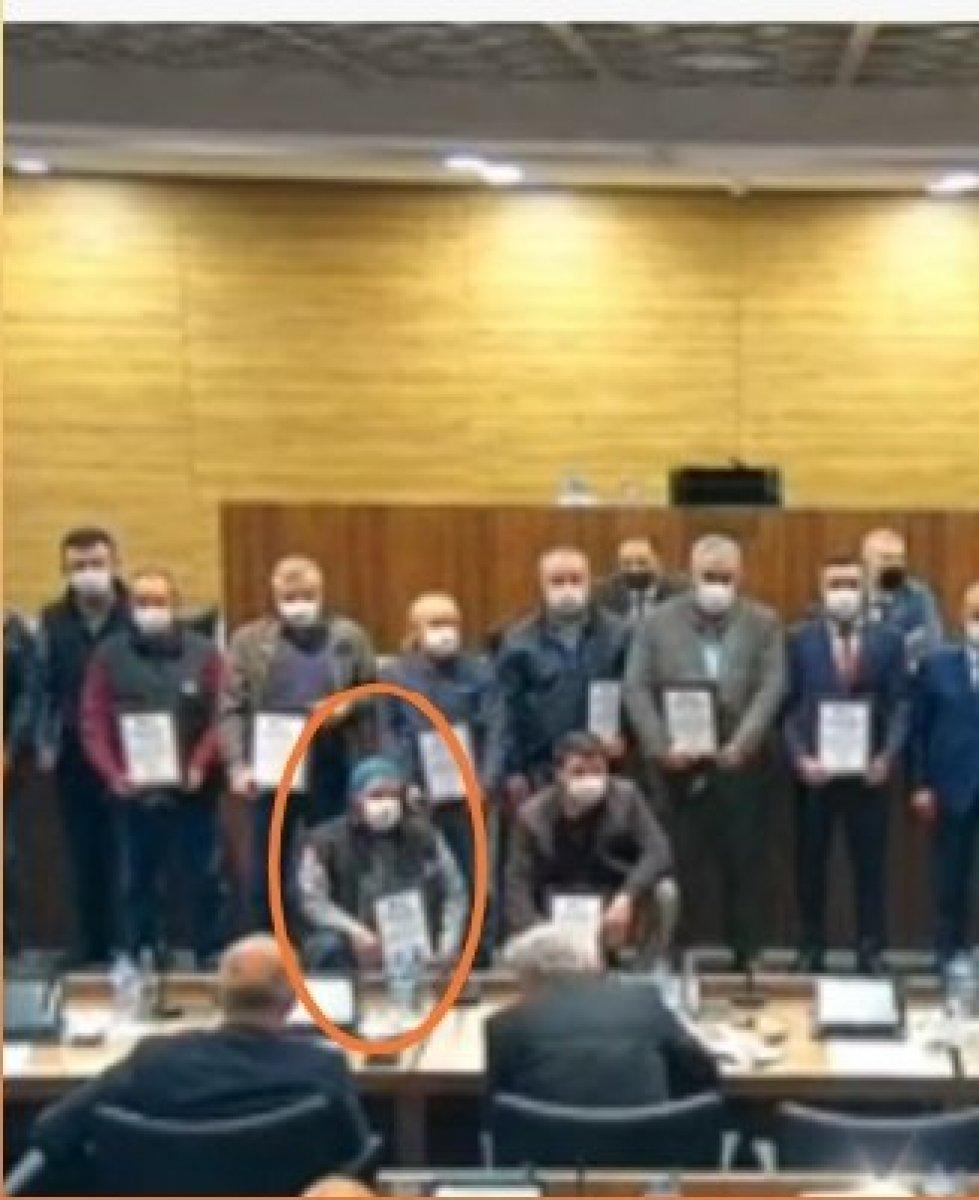 Kütahya'da CHP'liden takdir belgesi alan işçiye: Takkeni çıkar