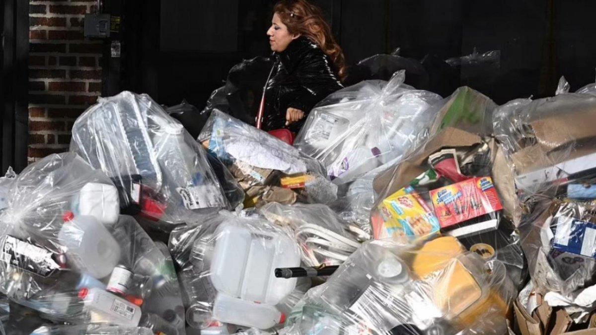 New York sokaklarında çöp dağları