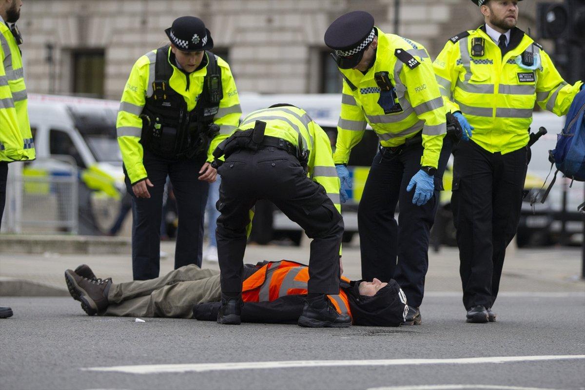 İngiltere'de protestocular, kendilerini yollara yapıştırdı