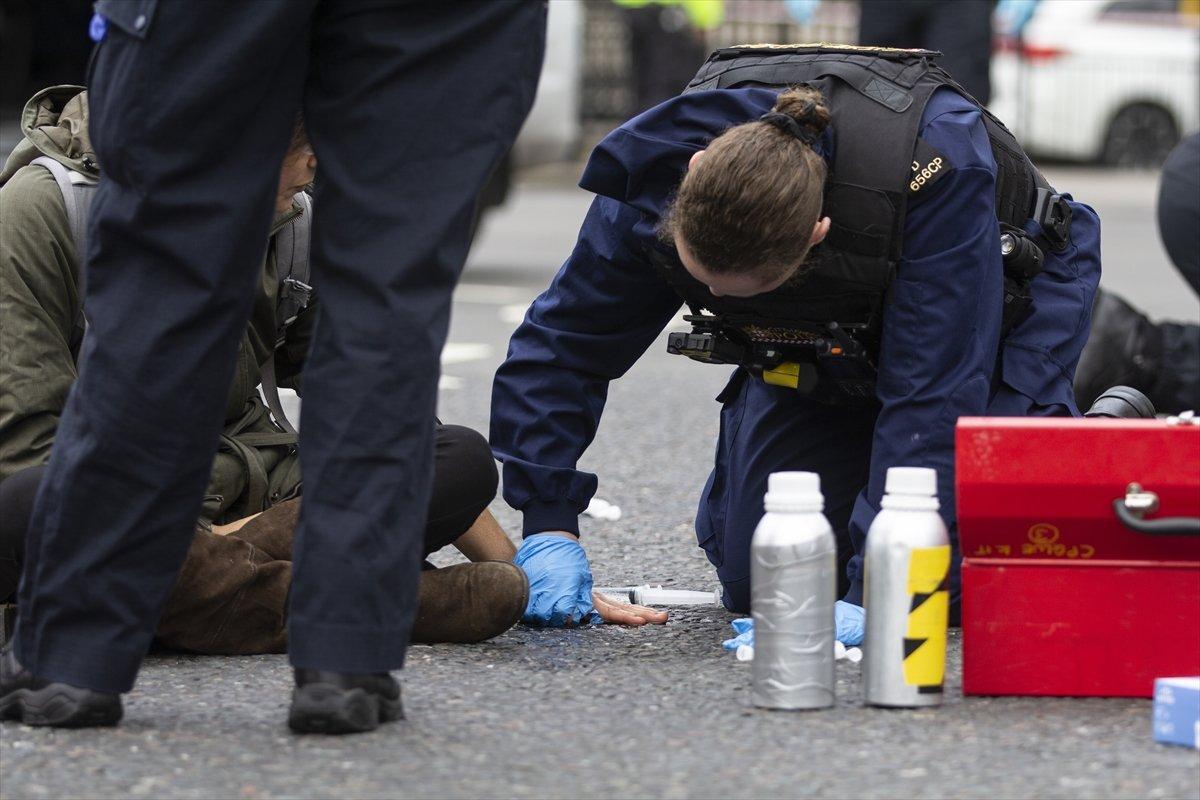 İngiltere'de protestocular, kendilerini yollara yapıştırdı