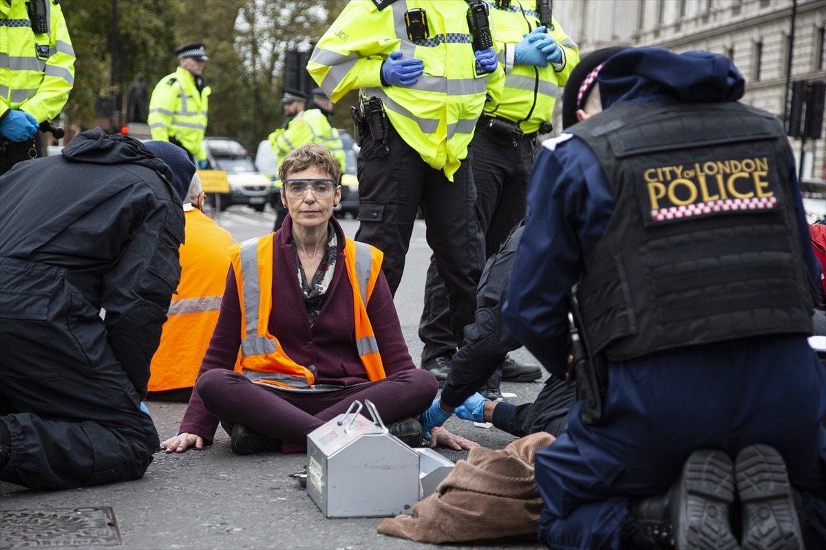 İngiltere'de protestocular, kendilerini yollara yapıştırdı