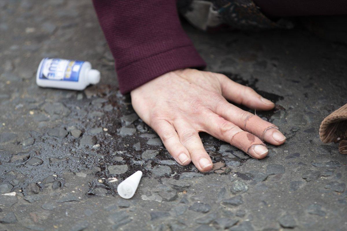 İngiltere'de protestocular, kendilerini yollara yapıştırdı