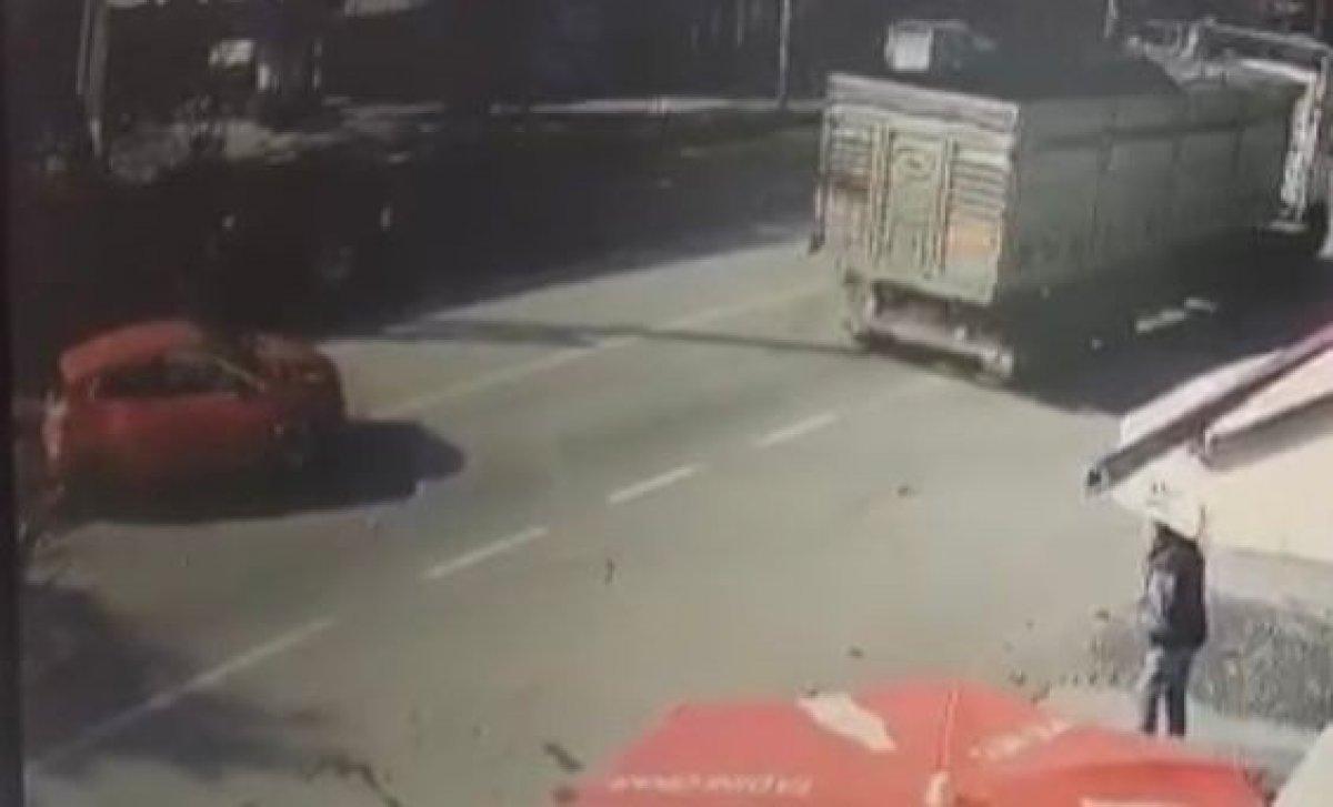 Sakarya'da otomobille cipin kafa kafaya çarpışması kamerada