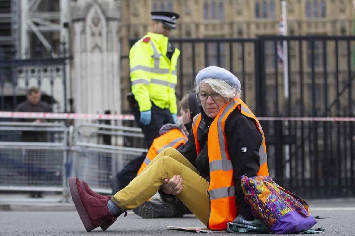 İngiltere'de protestocular, kendilerini yollara yapıştırdı