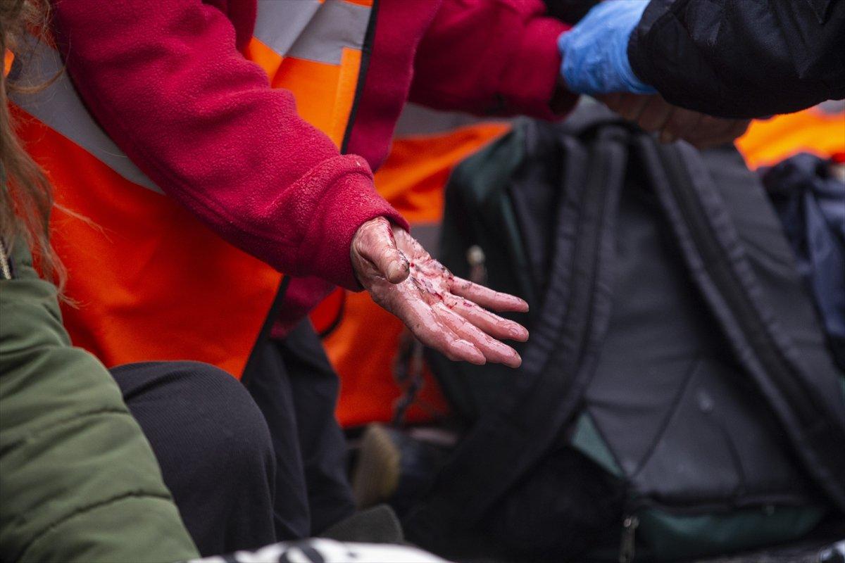 İngiltere'de protestocular, kendilerini yollara yapıştırdı