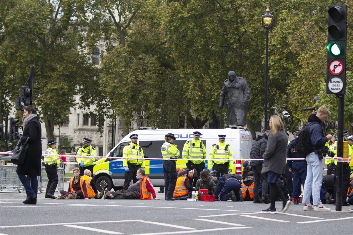 İngiltere'de protestocular, kendilerini yollara yapıştırdı