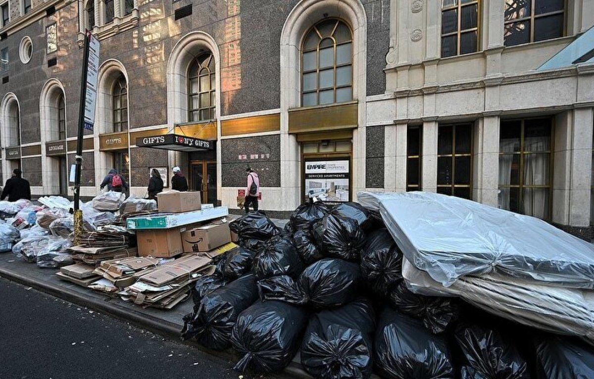 New York sokaklarında çöp dağları