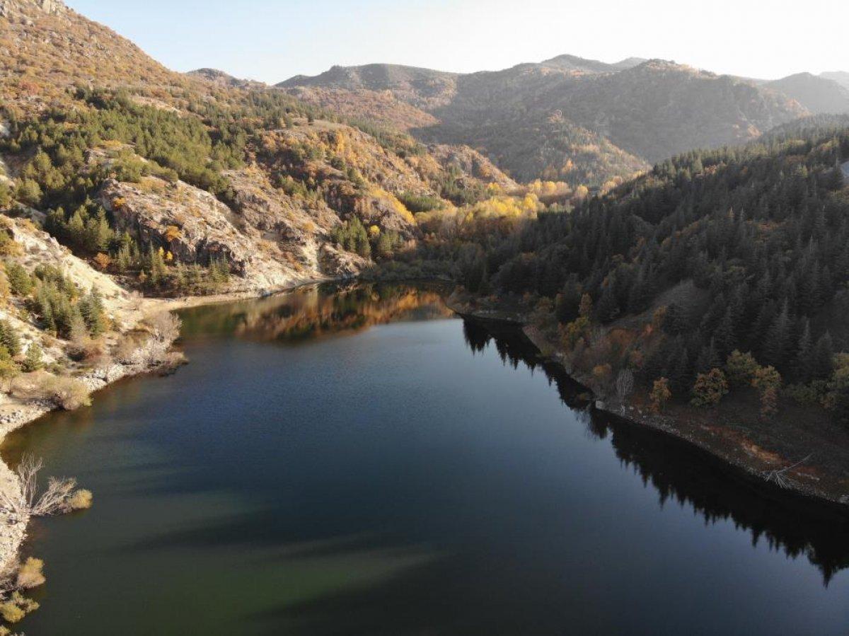 Afyonkarahisar Erkmen Tabiat Parkı’nda sonbahar güzelliği