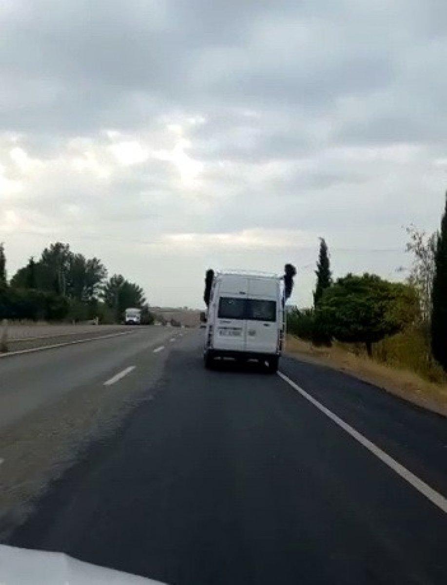Adıyaman’da öğrenci servis aracının camından sarkan iki öğrenci