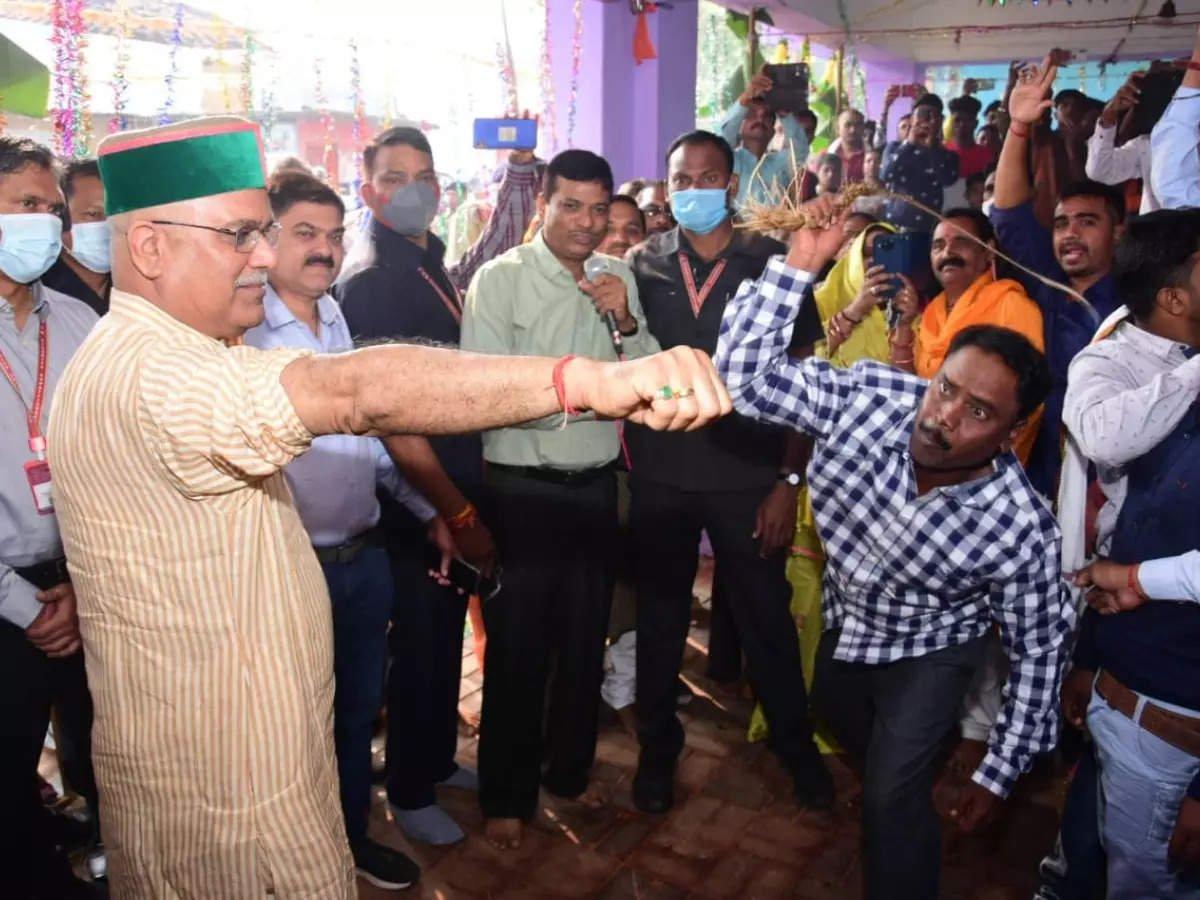 Hindistan'da vali kendini kırbaçlattı